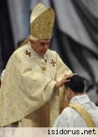 Papež Benedikt XVI. uděluje kněžské svěcení Papež Benedikt XVI. uděluje kněžské svěcení